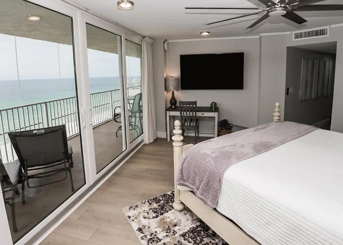 New Rental - 3Br 3Ba Corner Beachfront - 2024 Remodel - 3 Pools, Tiki Hut, Gym, Tennis
