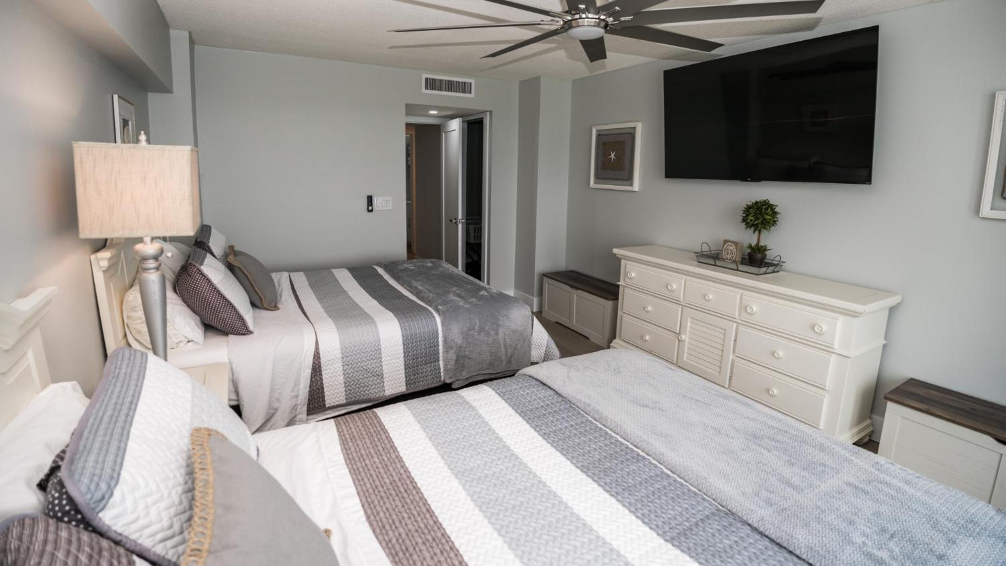 Apartment New - 3br 3ba Corner Beachfront - 2024 Remodel - 3 Pools, Tiki Hut, Gym, Tennis *